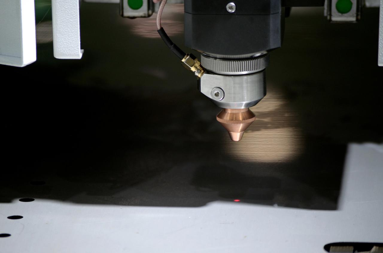 1500*3000mm 500w Racuys Or Ipg Fiber Laser Cutting Machine Máy cắt Laser sợi quang 1500 * 3000mm 500w hoặc Ipg