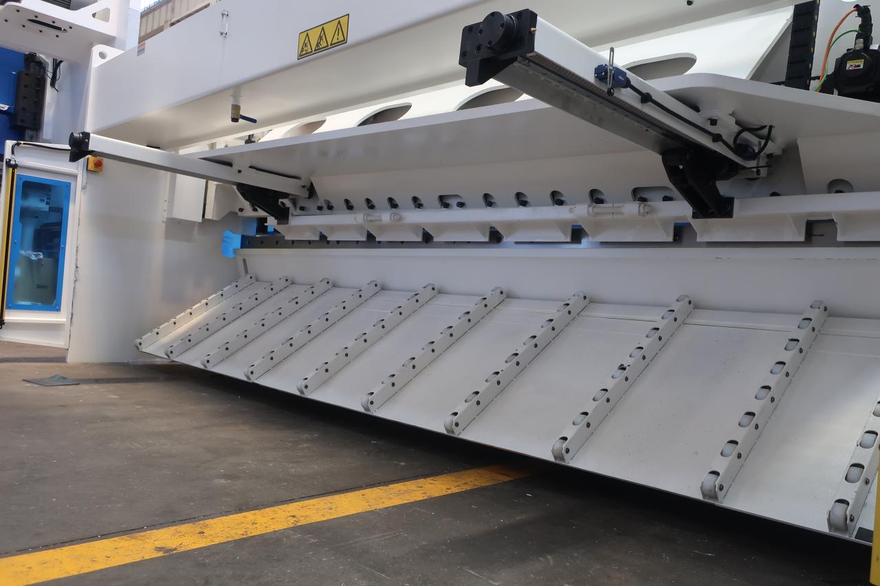 Máy cắt thủy lực 16mm để cắt kim loại tấm 6 mét