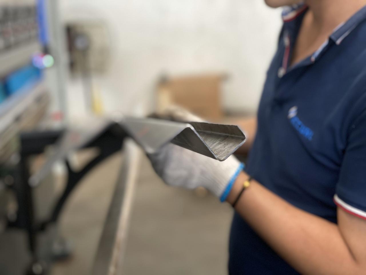 16mm Hydraulic Guillotine Shearing Machine For Sheet Metal Cutting 6 Meters Máy cắt thủy lực 16mm để cắt kim loại tấm 6 mét