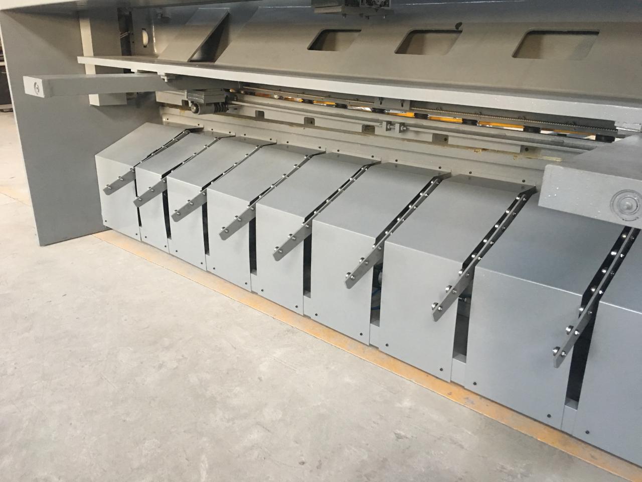 Máy cắt tia thủy lực Nc dài 2,5m