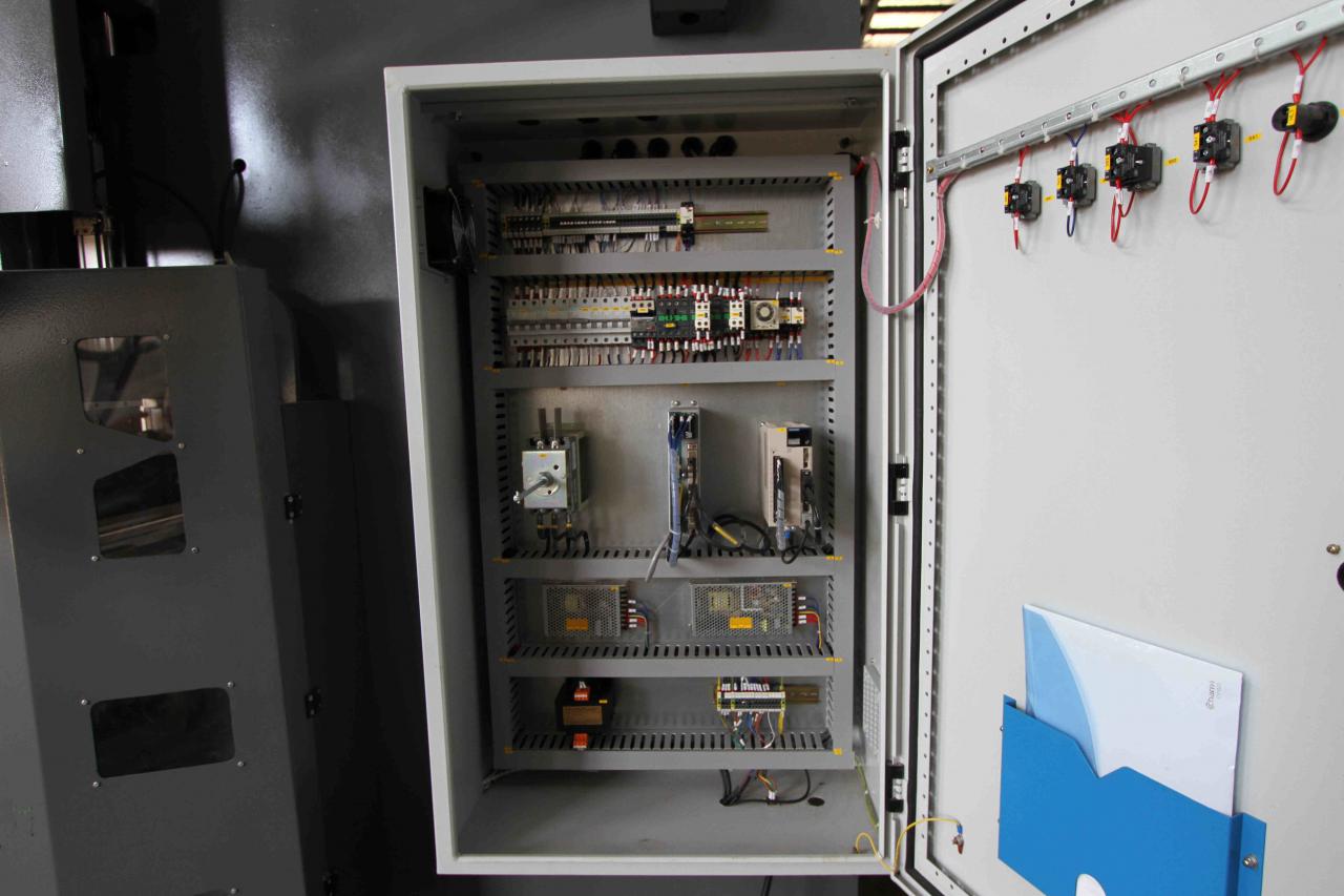 200t 300t Máy ép phanh công nghiệp tiêu chuẩn Máy phanh thủy lực Cnc