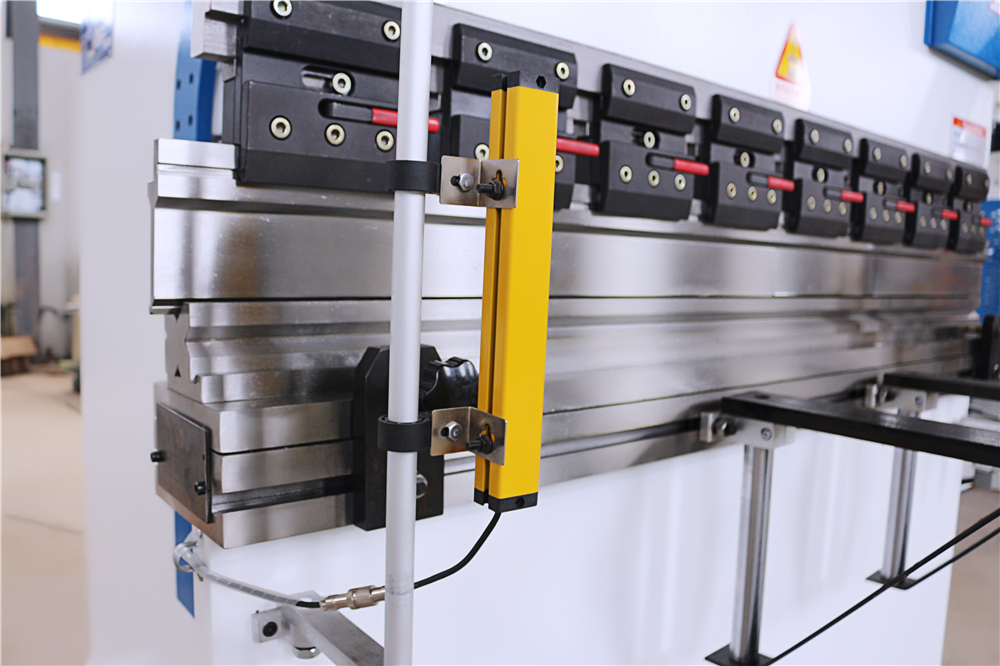 3+1 Axis Cnc Hydraulic Press Brake With Esa System Phanh ép thủy lực 3 + 1 trục Cnc với hệ thống Esa