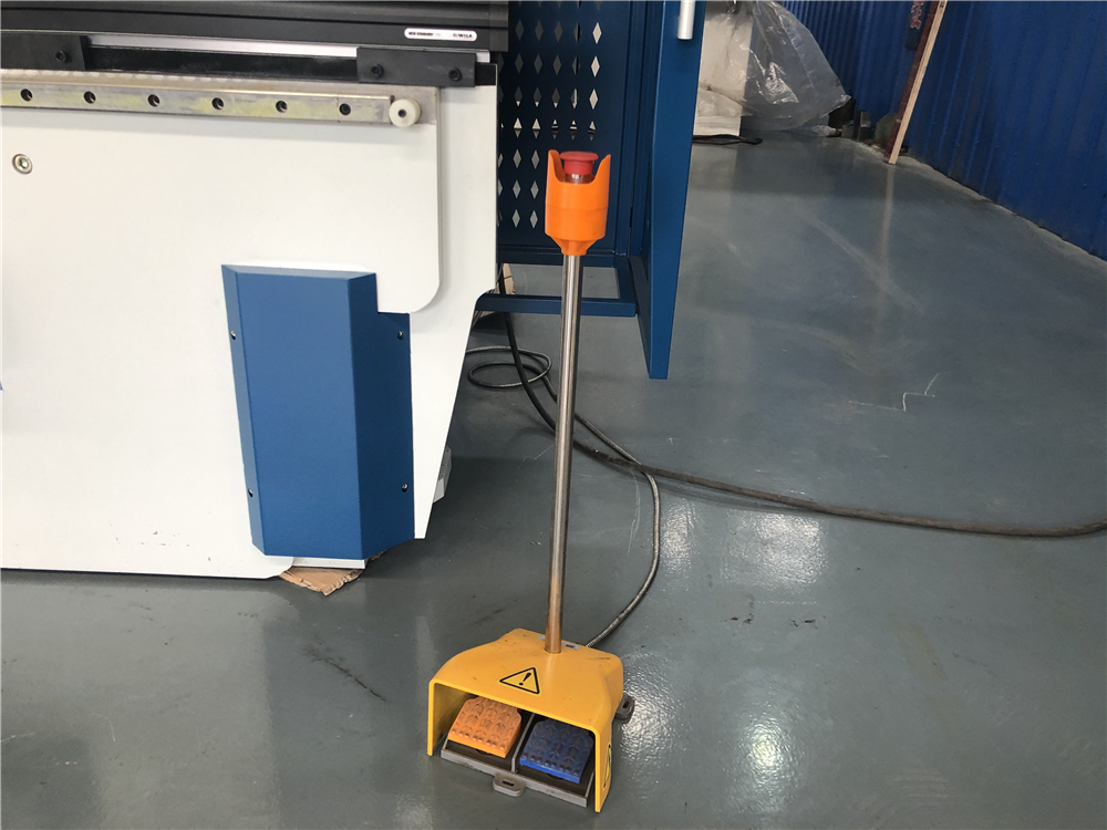 3+1 Axis Cnc Hydraulic Press Brake With Esa System Phanh ép thủy lực 3 + 1 trục Cnc với hệ thống Esa