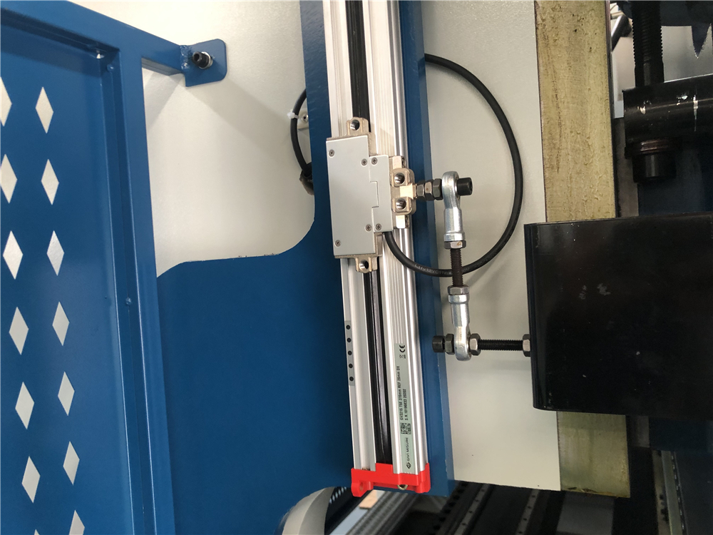 3+1 Axis Cnc Hydraulic Press Brake With Esa System Phanh ép thủy lực 3 + 1 trục Cnc với hệ thống Esa