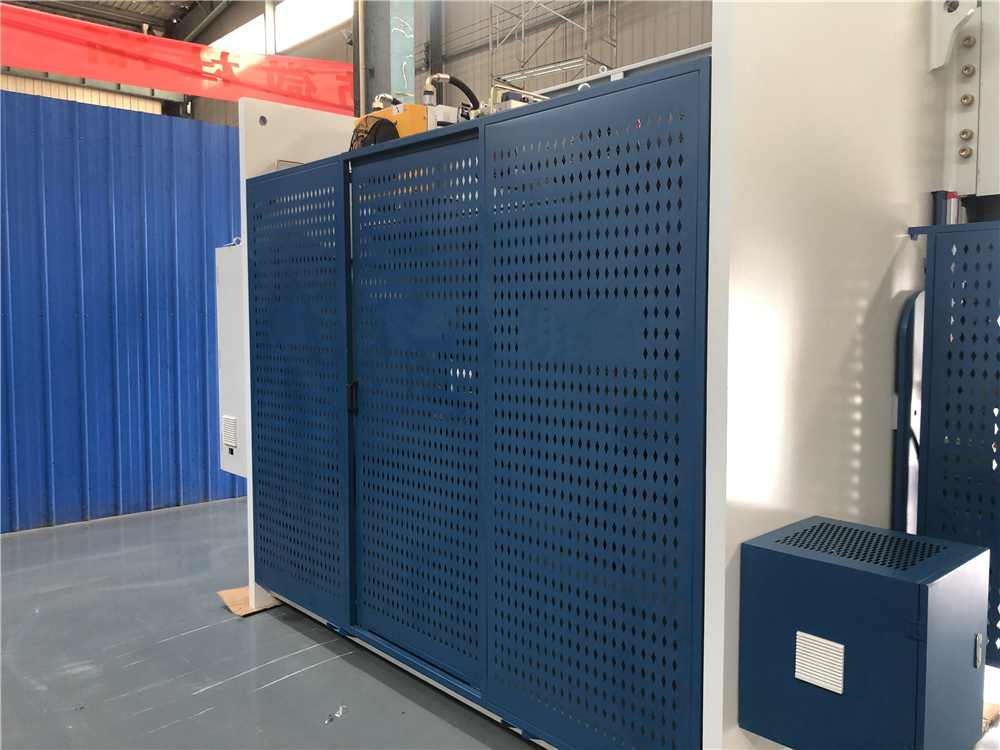 3+1 Axis Cnc Hydraulic Press Brake With Esa System Phanh ép thủy lực 3 + 1 trục Cnc với hệ thống Esa