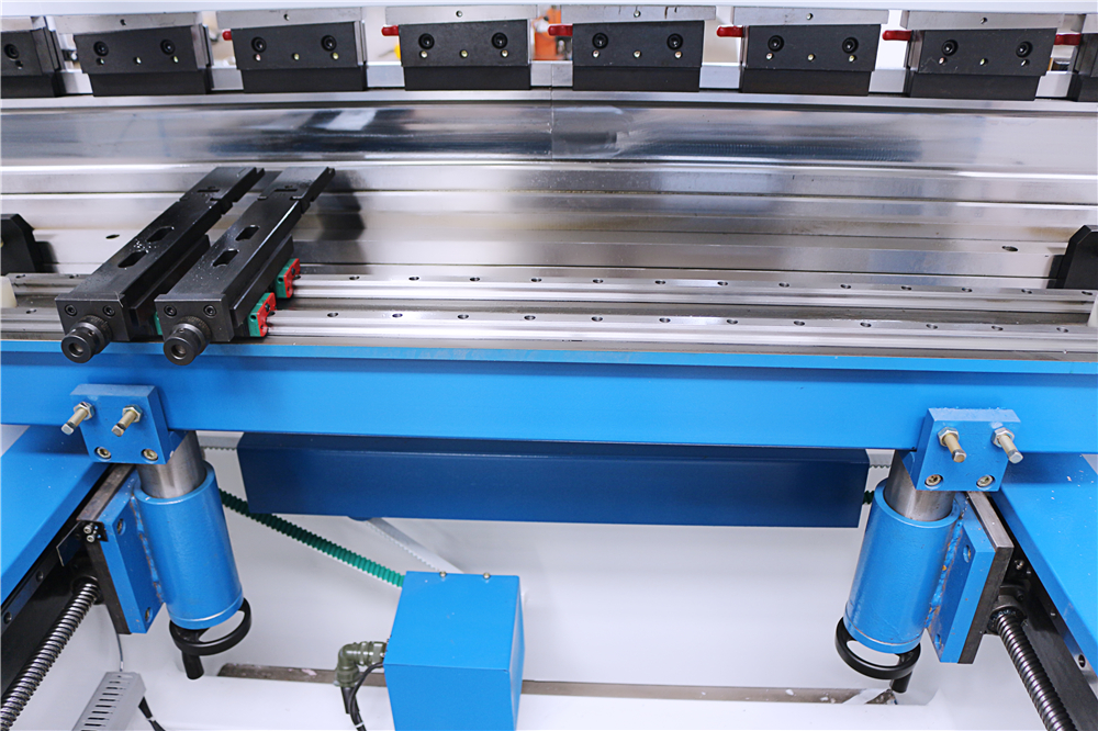 3+1 Axis Cnc Hydraulic Press Brake With Esa System Phanh ép thủy lực 3 + 1 trục Cnc với hệ thống Esa