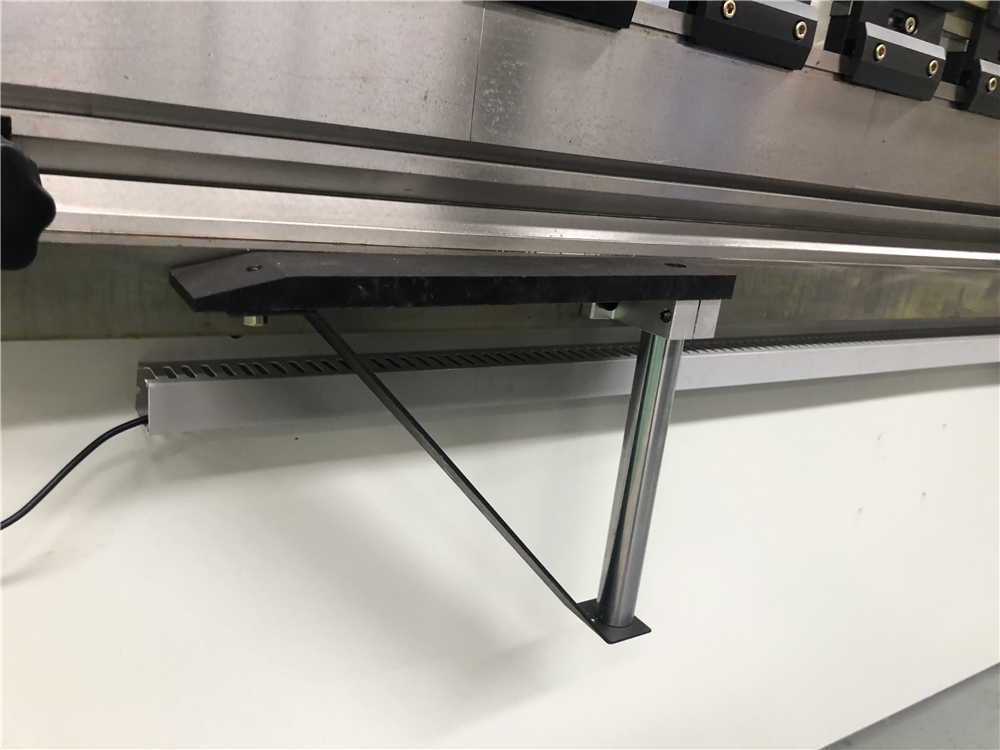 3+1 Axis Cnc Hydraulic Press Brake With Esa System Phanh ép thủy lực 3 + 1 trục Cnc với hệ thống Esa