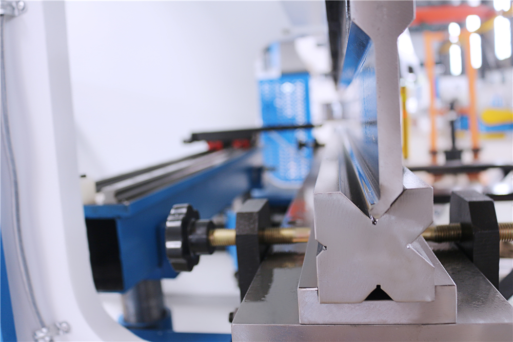 3+1 Axis Cnc Hydraulic Press Brake With Esa System Phanh ép thủy lực 3 + 1 trục Cnc với hệ thống Esa