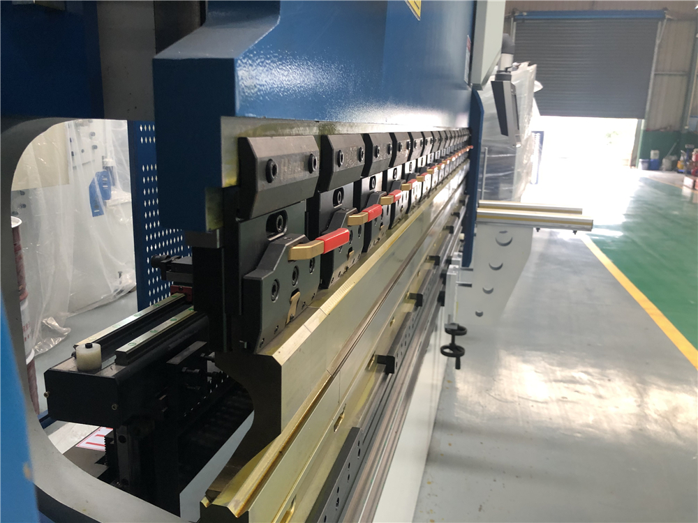 3+1 Axis Cnc Hydraulic Press Brake With Esa System Phanh ép thủy lực 3 + 1 trục Cnc với hệ thống Esa