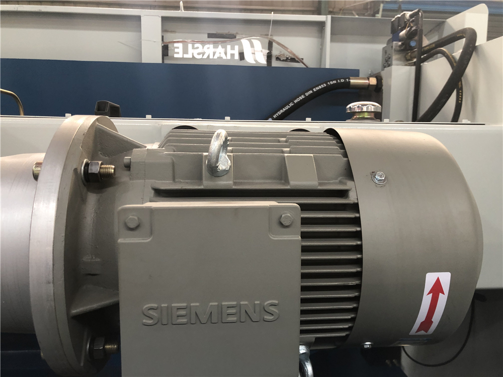 3+1 Axis Cnc Hydraulic Press Brake With Esa System Phanh ép thủy lực 3 + 1 trục Cnc với hệ thống Esa