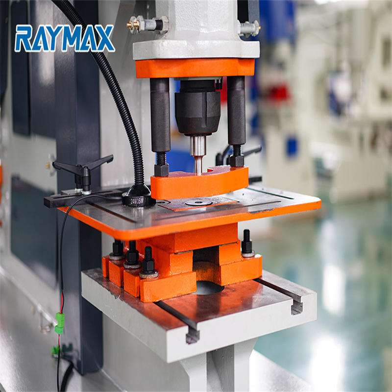 Công nhân đục lỗ bằng tay Máy gia công sắt thủy lực