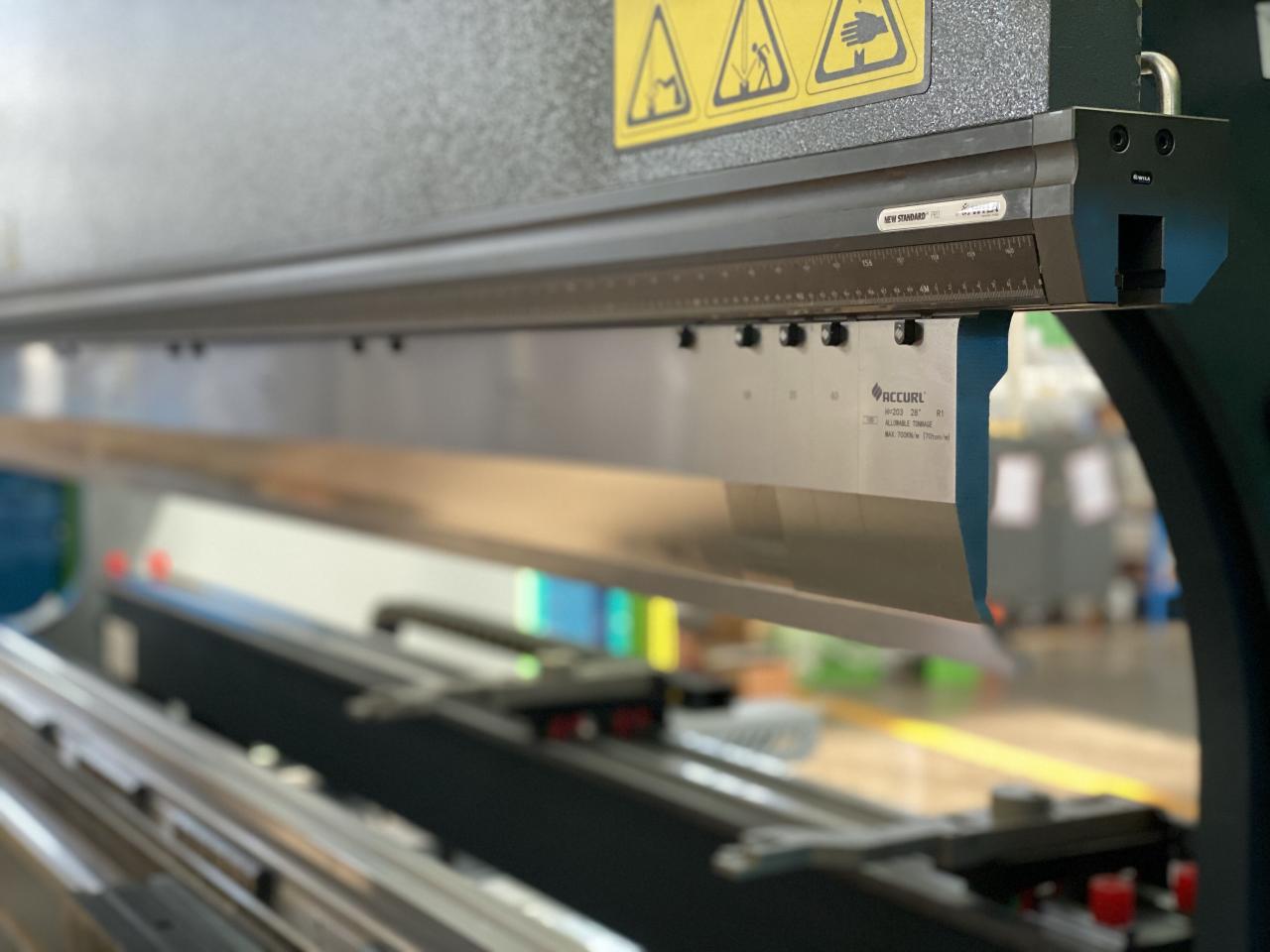 China 220t Cnc Bending Machine 6+1 Axis Hydraulic Press Brake Price Máy uốn Cnc 220t Trung Quốc Giá phanh ép thủy lực 6 + 1 trục