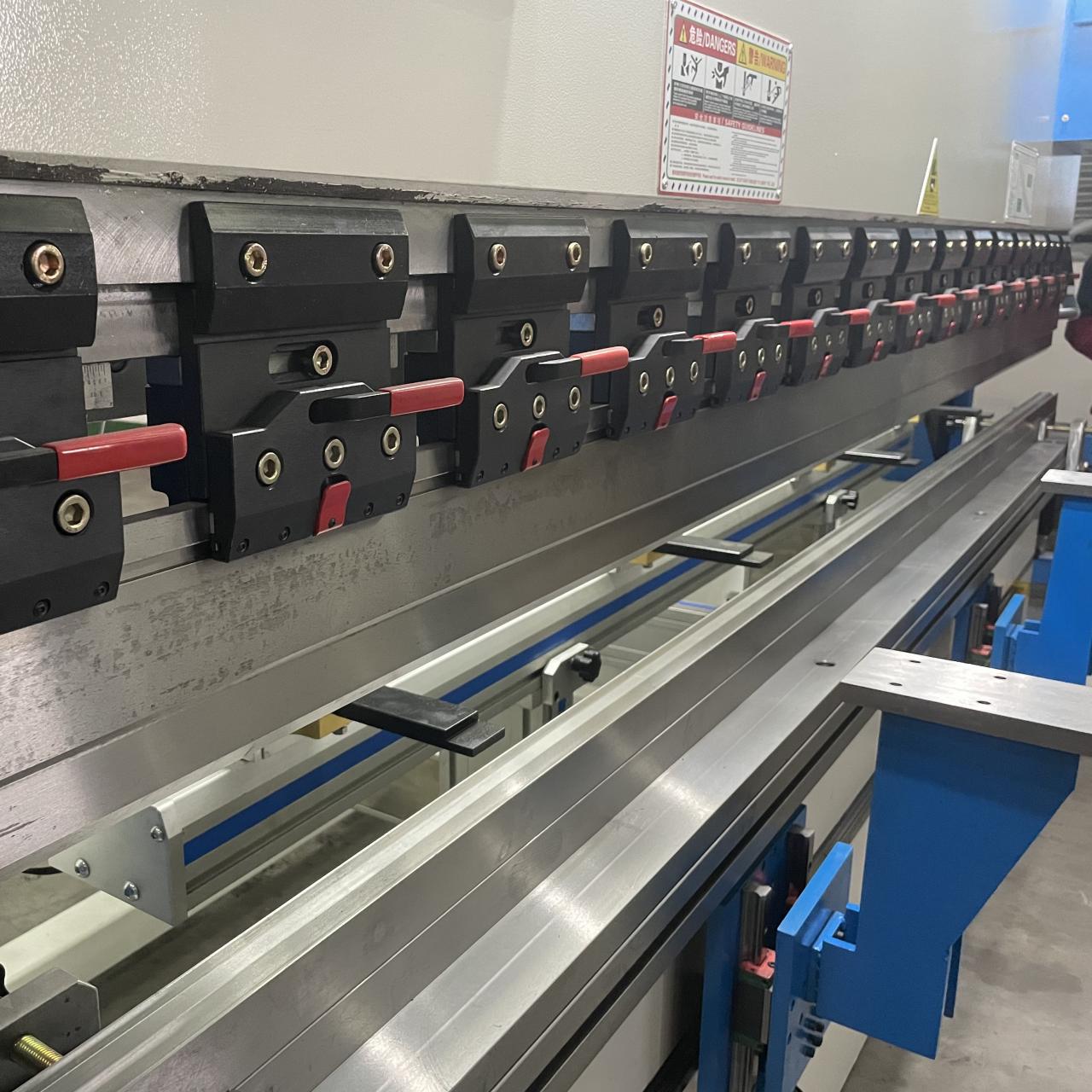 High Quality 3m Press Brake Machine Hydraulic 100 Ton For Sheet Metal Bending Chất lượng cao Máy phanh báo chí 3m Thủy lực 100 tấn để uốn kim loại tấm