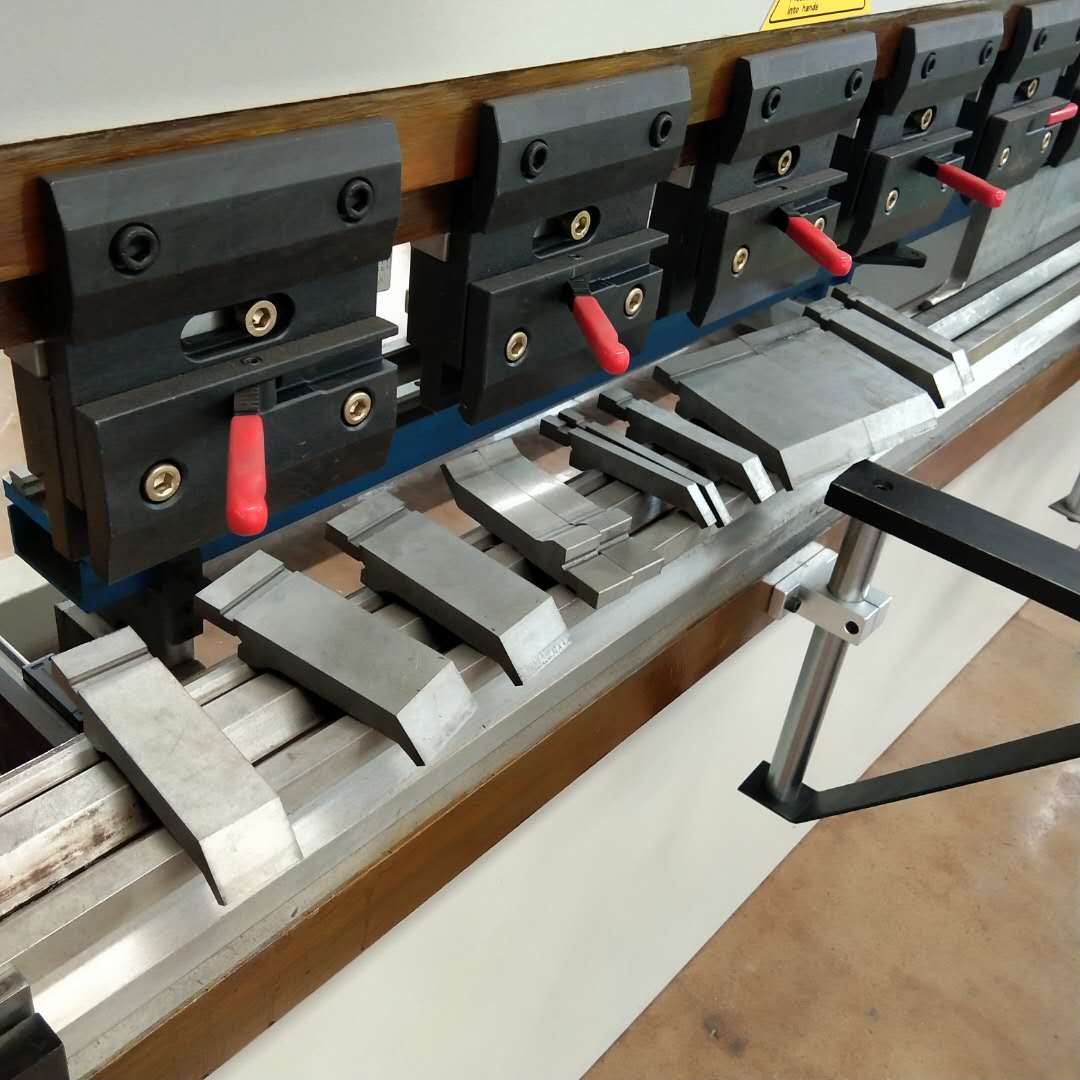 Phanh ép thủy lực 130t / 3200mm 4 + 1 trục Phanh báo chí Delem Da53t Cnc