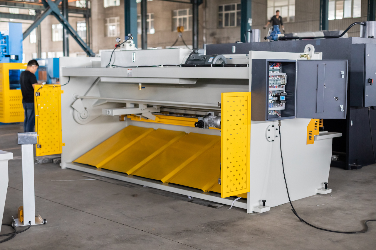 Máy cắt kim loại tấm Qc11y 8x3200 Máy cắt thép tấm thủy lực