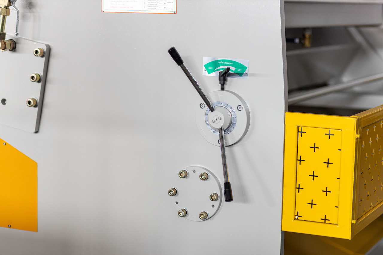 Máy cắt kim loại tấm Qc11y 8x3200 Máy cắt thép tấm thủy lực